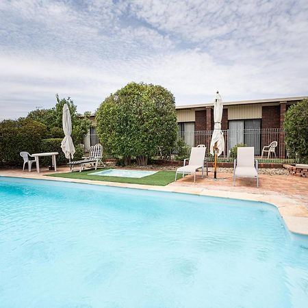 Riviana Motel Deniliquin Exterior photo