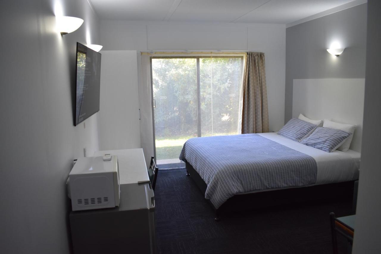 Riviana Motel Deniliquin Exterior photo