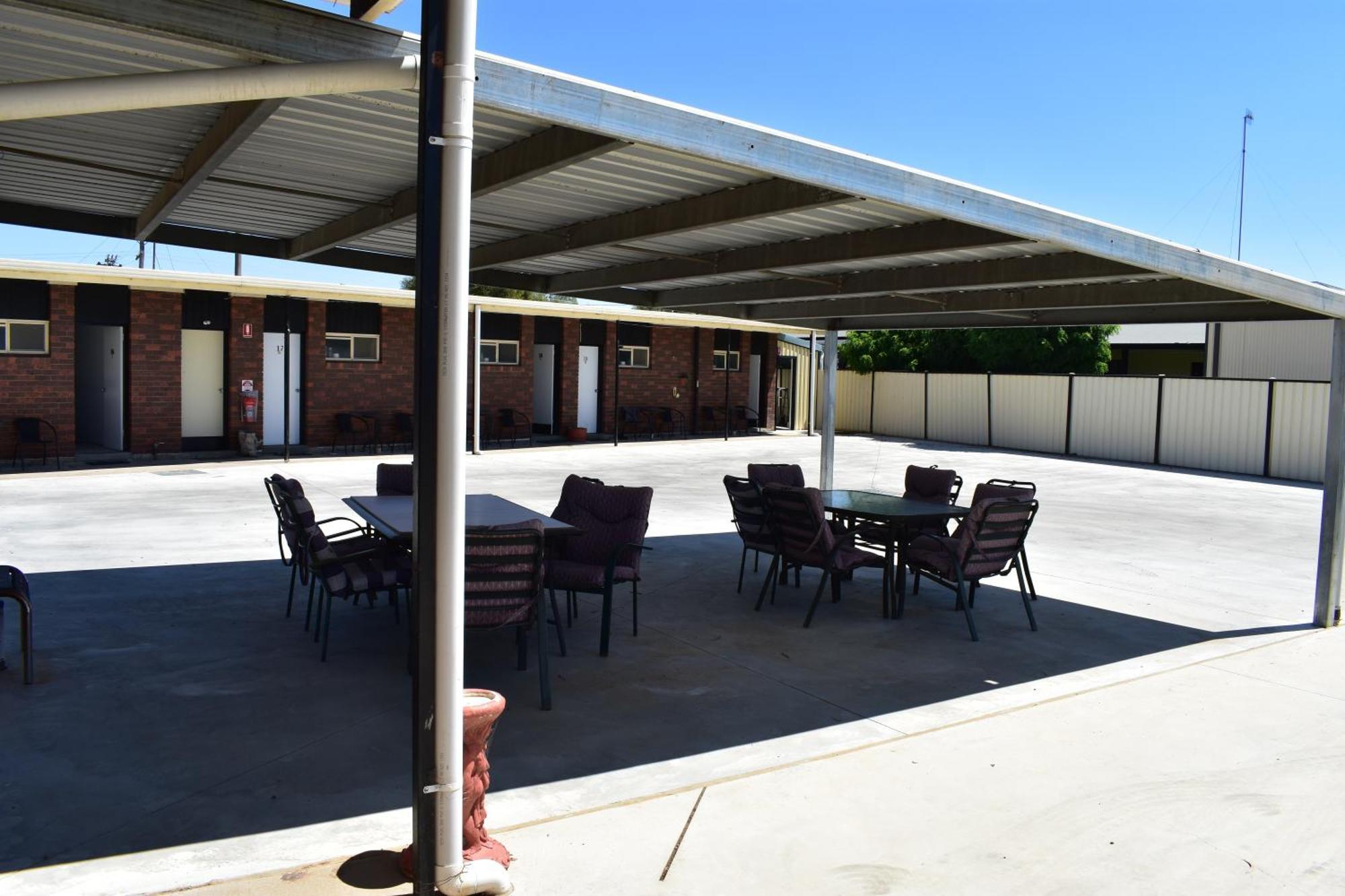 Riviana Motel Deniliquin Exterior photo