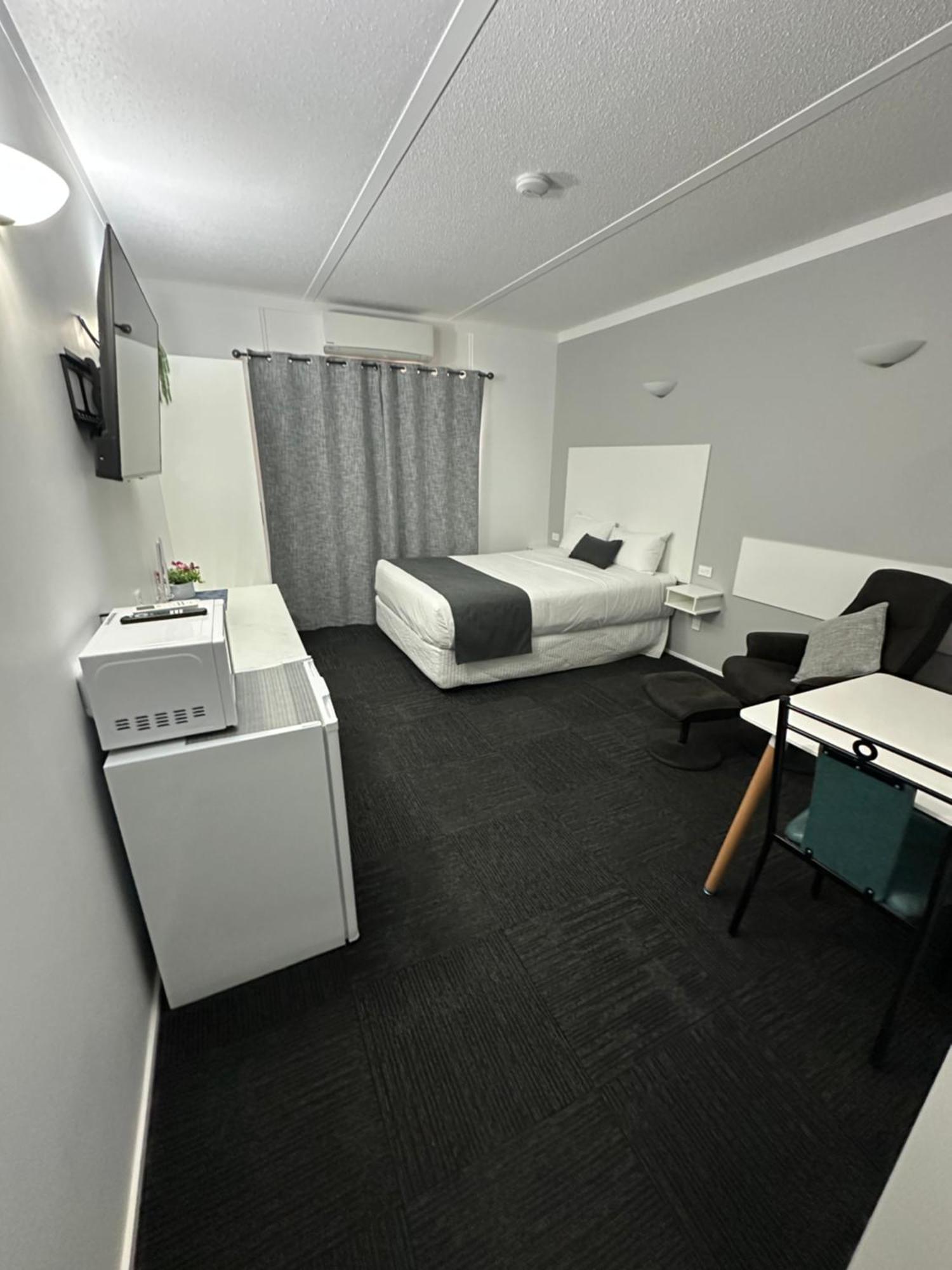 Riviana Motel Deniliquin Exterior photo