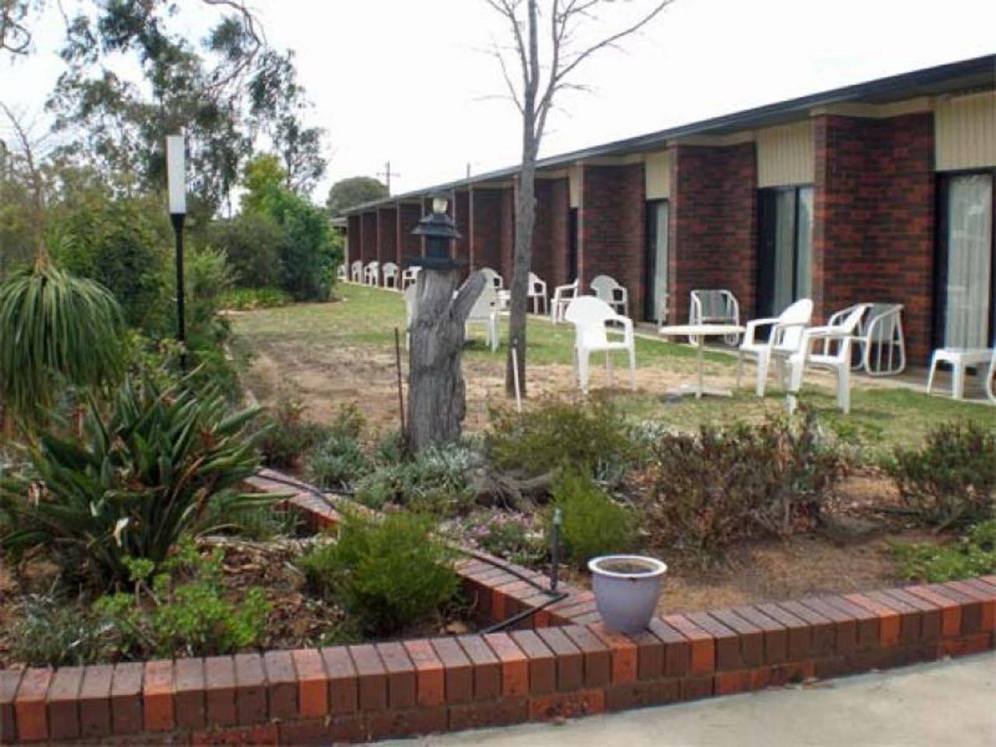 Riviana Motel Deniliquin Exterior photo