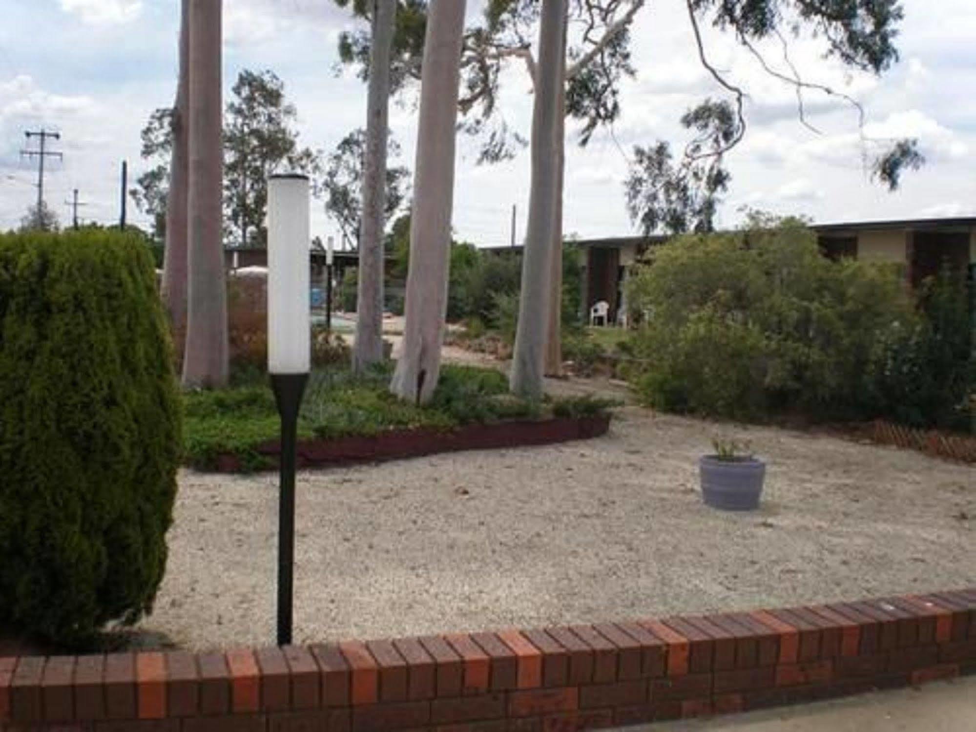 Riviana Motel Deniliquin Exterior photo