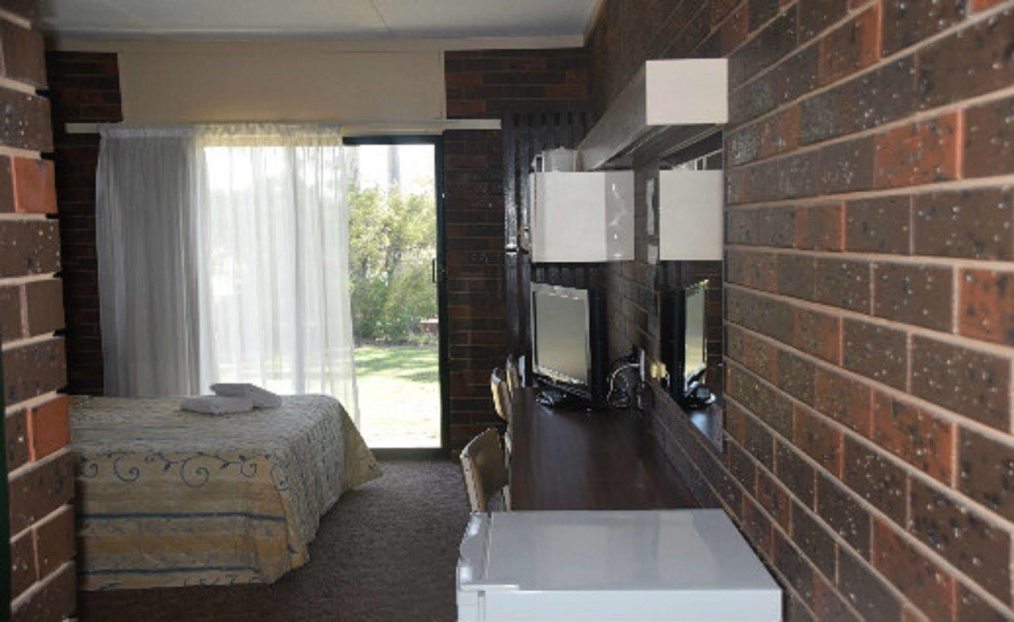 Riviana Motel Deniliquin Exterior photo