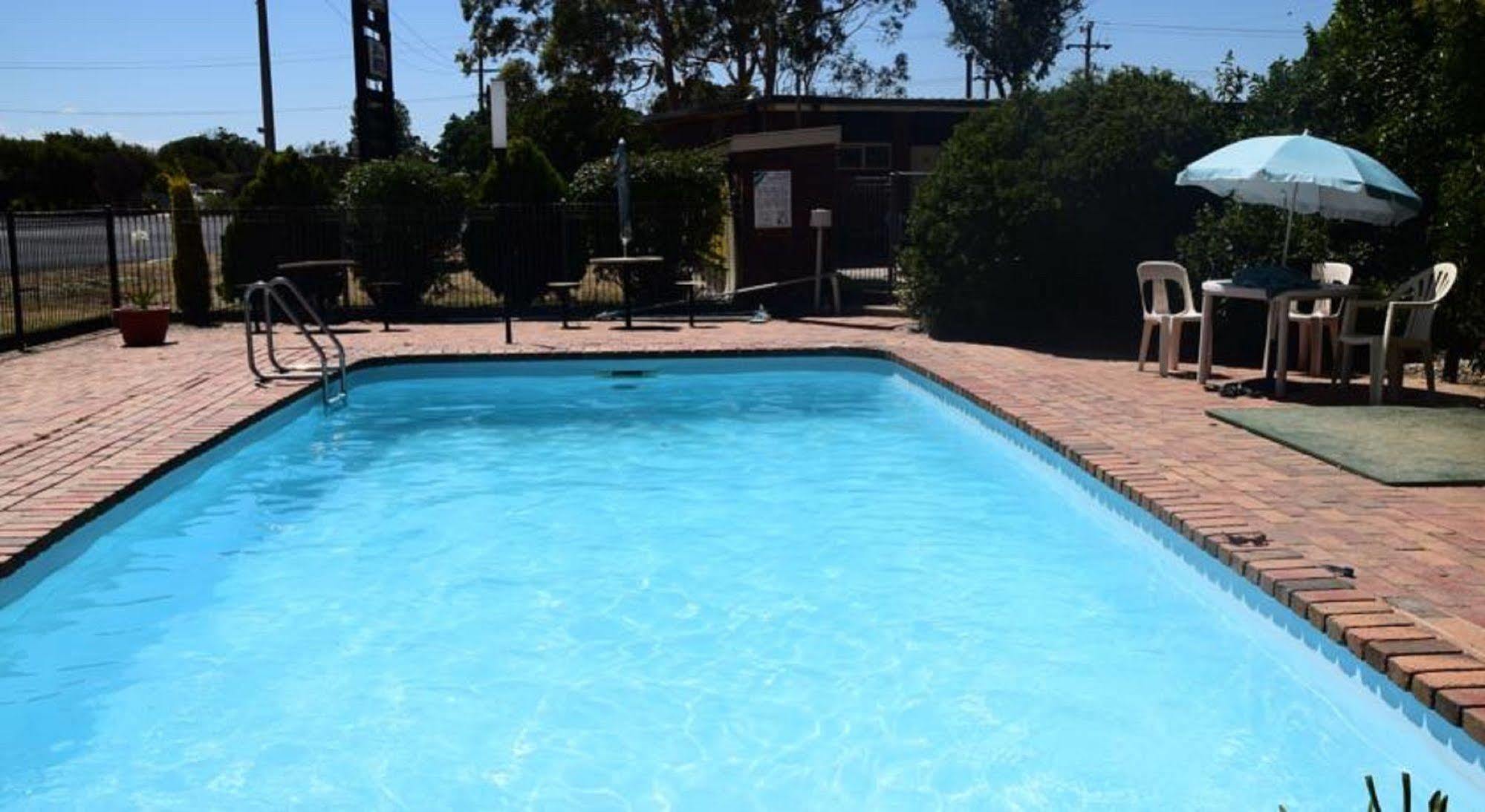 Riviana Motel Deniliquin Exterior photo