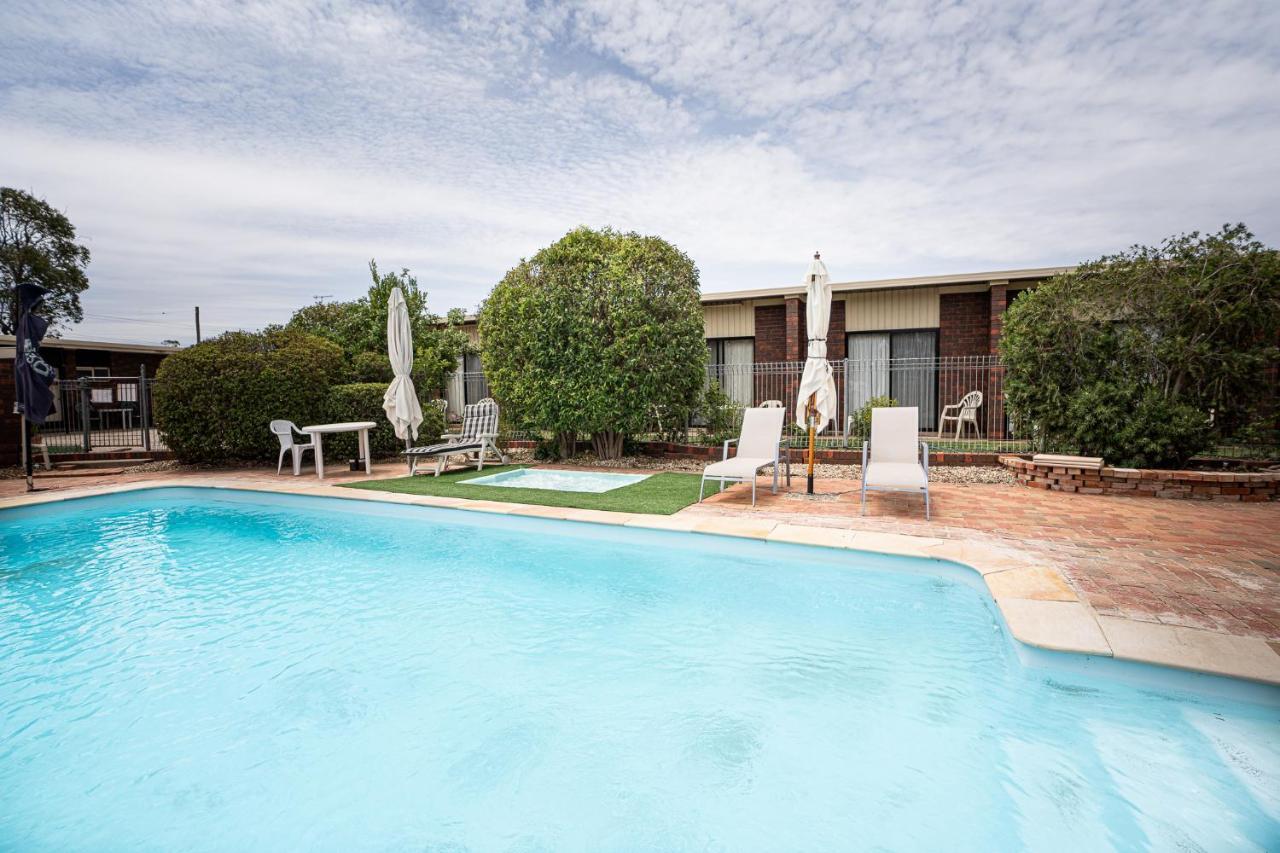 Riviana Motel Deniliquin Exterior photo